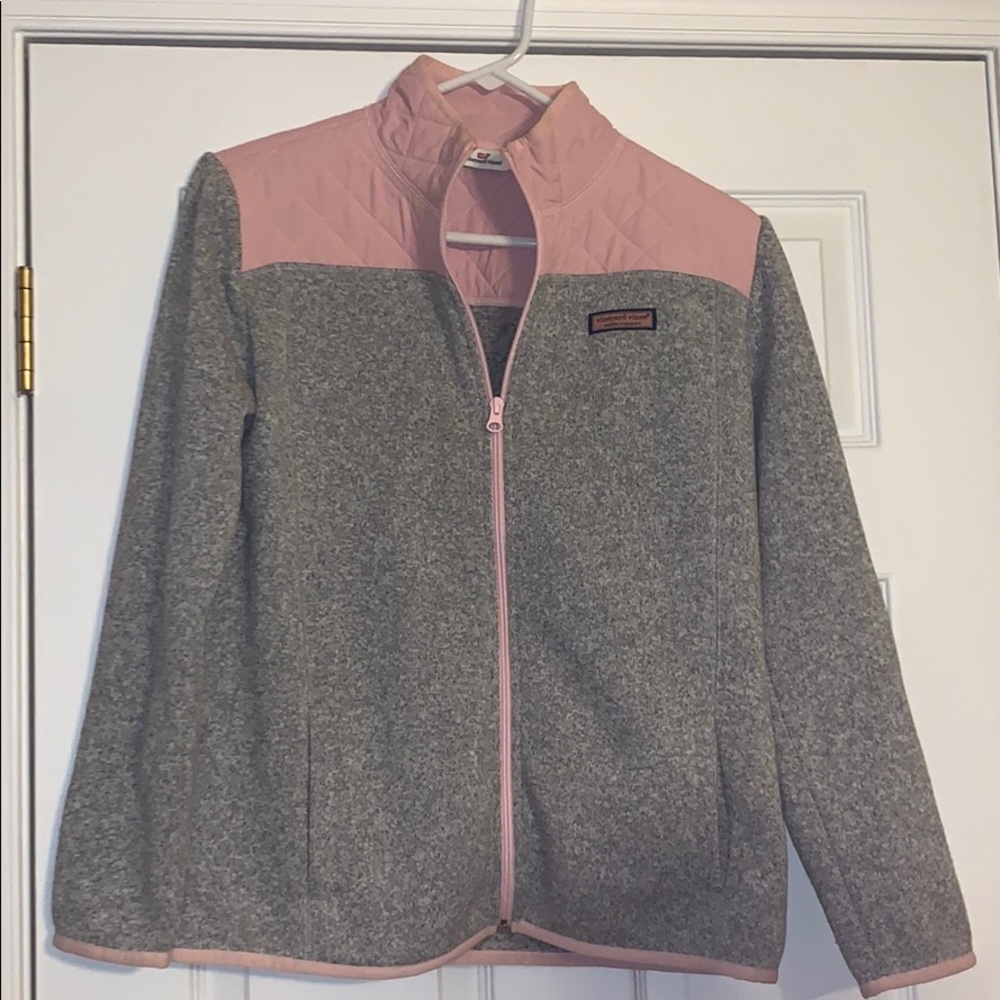 Vineyard vines light jacket with pockets!